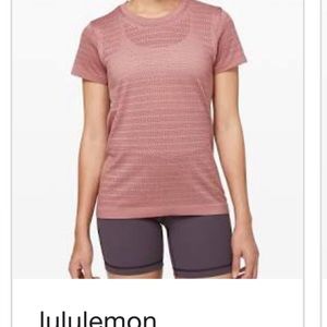 Lululemon breeze by Tshirt in BLACK